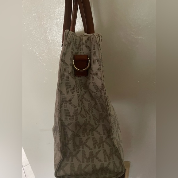 Michael Kors Large Hamilton Tote in Vanilla - Picture 3 of 7